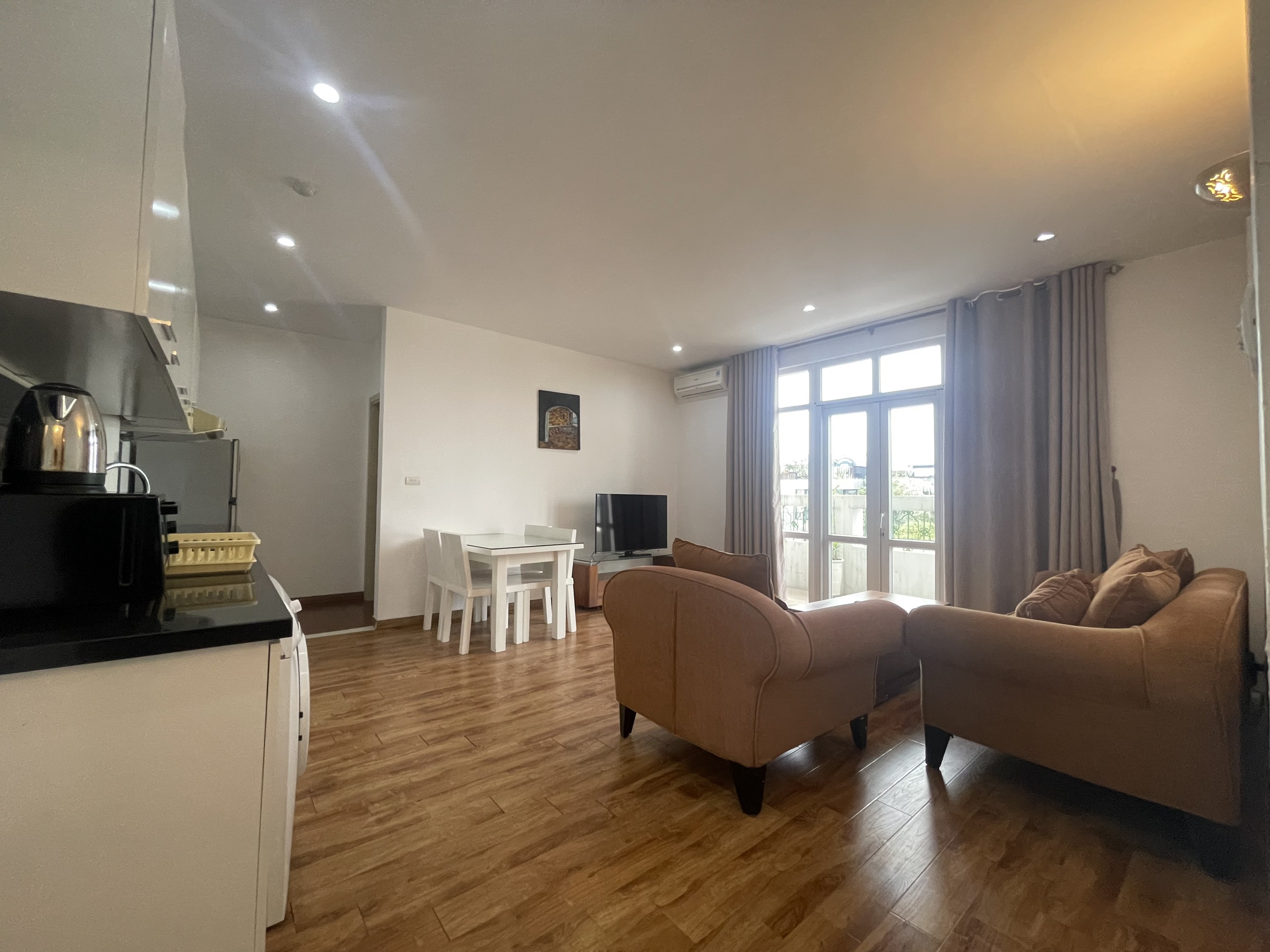 Cho thuê căn hộ 2N1VS tầng 8 tại Tây Hồ view hồ siêu đẹp, giá 990$ 1
