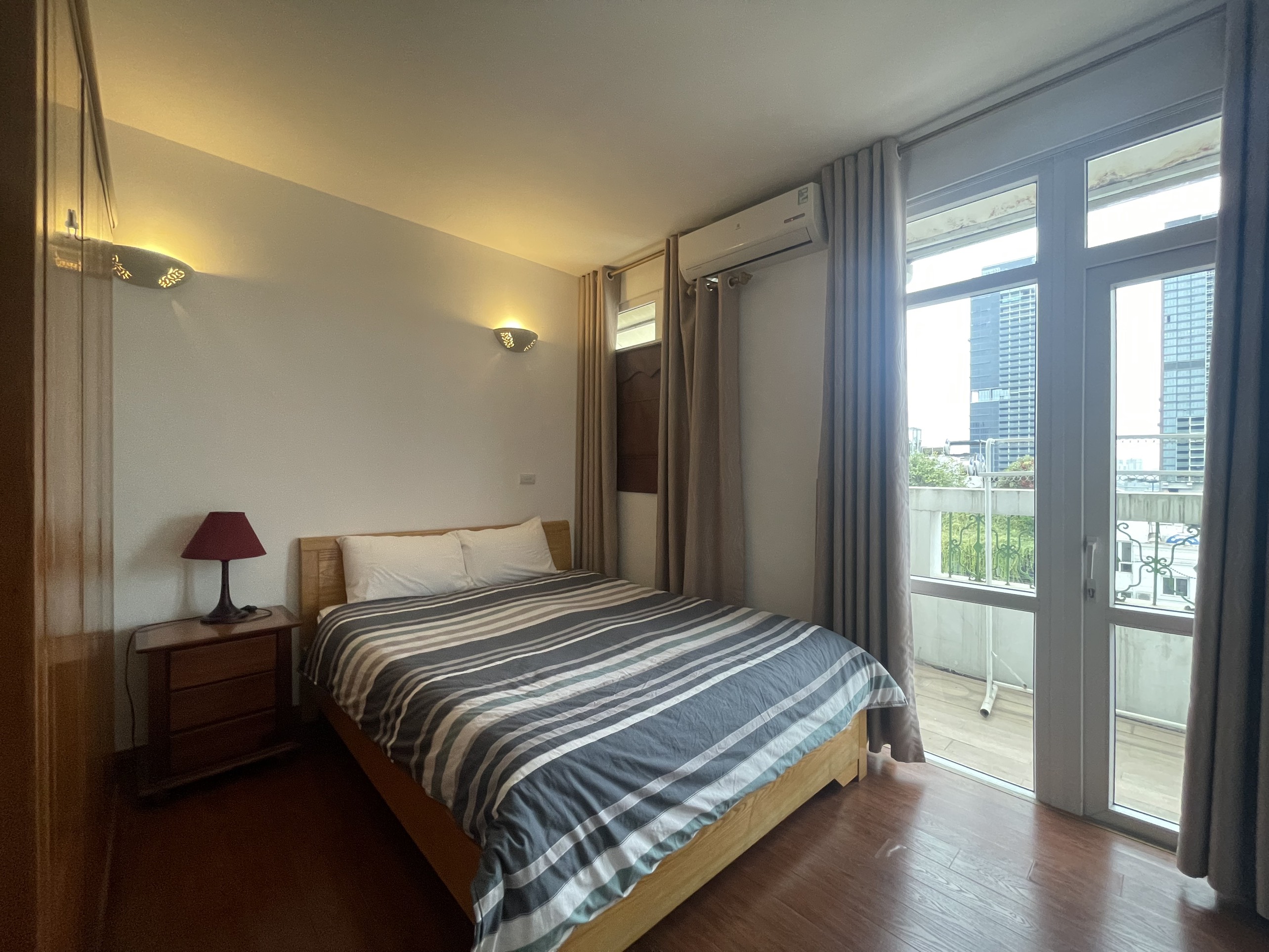 Cho thuê căn hộ 2N1VS tầng 8 tại Tây Hồ view hồ siêu đẹp, giá 990$ 4
