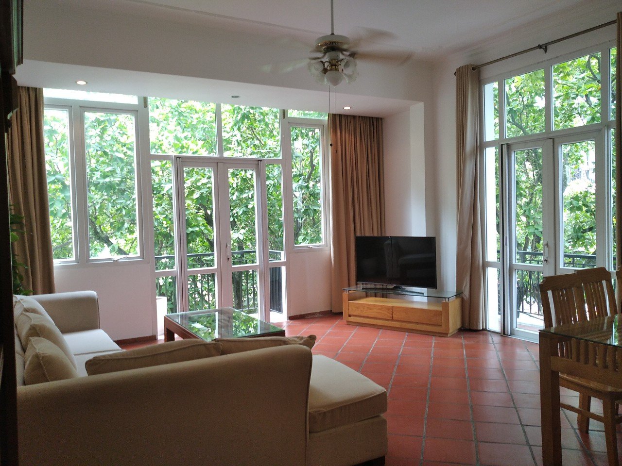 Cho thuê căn hộ 2PN tầng 3 tại Tây Hồ, diện tích 90m2, nội thất đầy đủ, giá hợp lí. 1