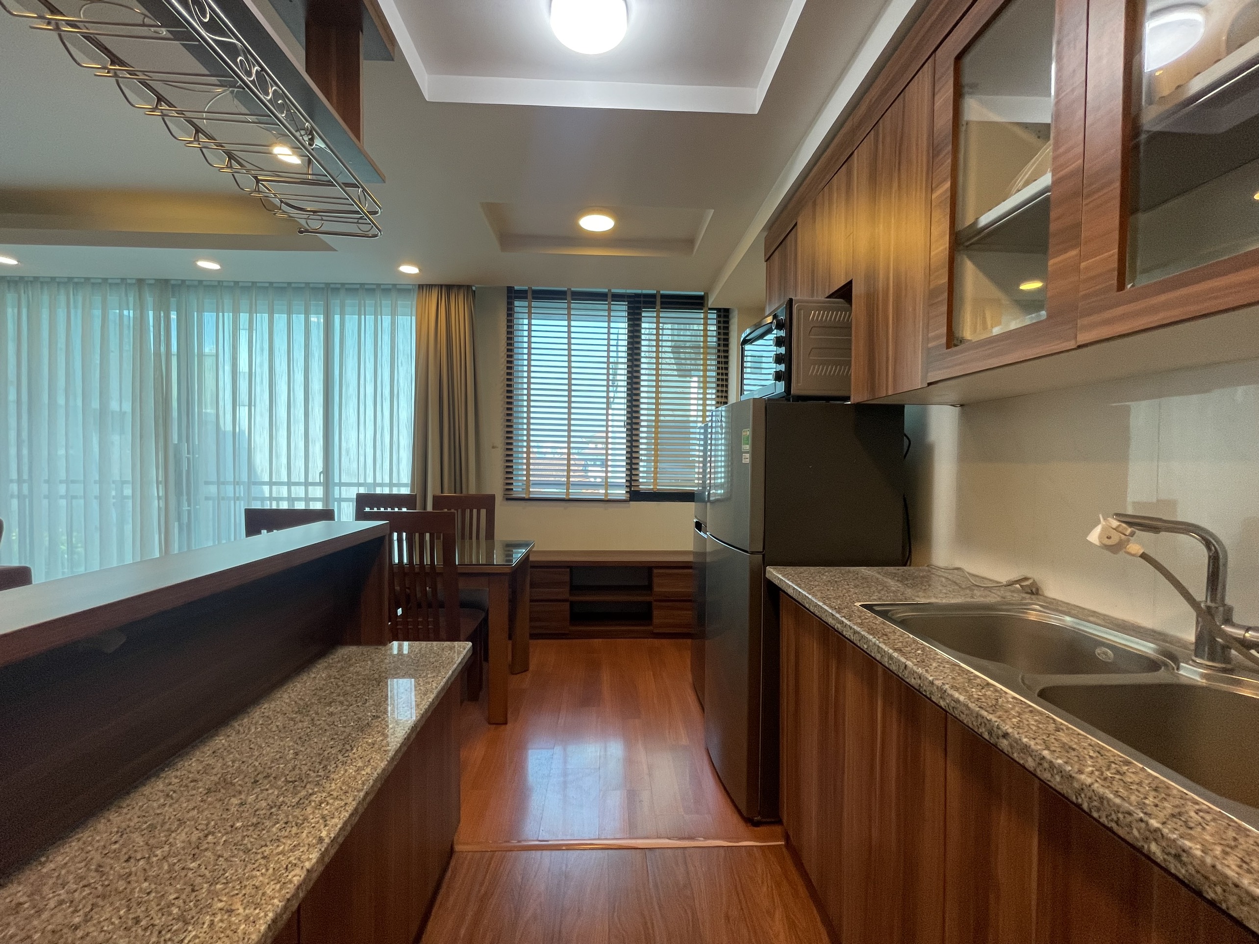 Cho thuê căn hộ dịch vụ 2PN tại Tô Ngọc Vân, diện tích 90m2, nội thất đầy đủ, giá rẻ. 2
