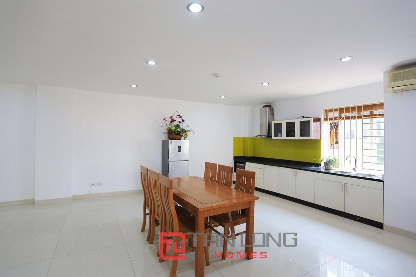 Thuê căn hộ 1N1VS rộng 100m2 tại Lạc Long Quân 4