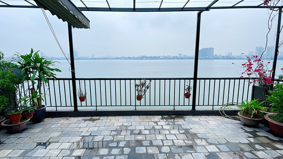 Cho thuê căn 3 ngủ Vip mặt hồ Quảng Khánh